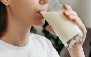 Lapte contrafăcut cu sodă caustică și apă oxigenată în Italia. Producătorii încercau să prelungească termenul de valabilitate