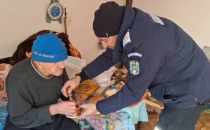 Jandarmii din Bacău îngrijesc, de trei ani, un octogenar rămas singur pe lume