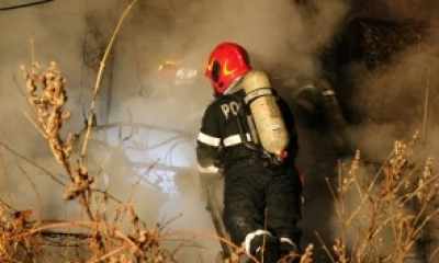Explozie urmată de incendiu într-un bloc din Onești: un bărbat cu arsuri pe tot corpul