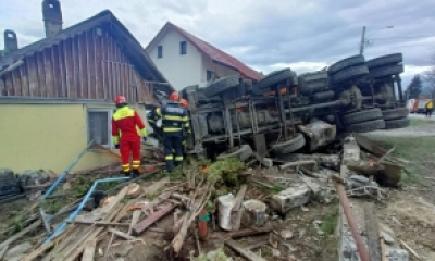 Accident teribil la Suceava: o autobasculantă a rupt un gard și a intrat din plin într-o casă
