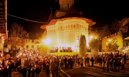 Trei sferturi dintre români vor lua lumină din biserică, de Paște