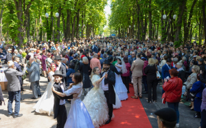 Peste 650 de cupluri care aniversează „Nunta de aur”, premiate de Ziua Familiei  