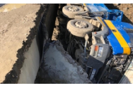 Un camion încărcat cu porci s-a răsturnat la intrarea pe A1, în Argeș - Pompierii au intervenit pentru salvarea animalelor