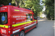 Un șofer de 77 de ani a băgat în spital doi tineri