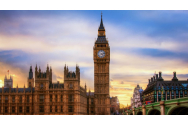 Vârful turnului Big Ben, vizibil după trei anil