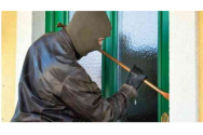  În fiecare zi, 20 de case sunt cuprinse de foc și alte 50 sunt jefuite
