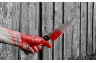 Scene şocante. În plină zi, un bărbat dezlănţuit şi-a urmărit soţia cu un cuţit şi a înjunghiat două persoane  Citeste mai mult: adev.ro/qian1y