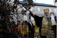  Mitropolitul Amfilohie al Muntenegrului a murit de COVID. El era cunoscut pentru atitudinea lui îndreptată împotriva purtării măștii de protecție. El apreciat pelerinajele drept „vaccinul lui Dumneze