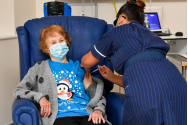 FOTO-VIDEO A început vaccinarea anti-Covid. O bătrână de 90 de ani a fost prima persoană imunizată din lume