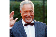 FOTO/VIDEO - Cântăreţul Tom Jones, vaccinat împotriva Covid-19