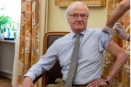 Glume după vaccinarea regelui Suediei: „Nu are brandul lui Klaus