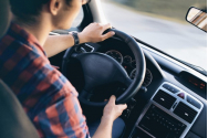Ai între 17 și 25 ani? Află cum poți obține GRATUIT permisul de conducere