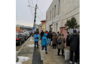 INCREDIBIL! Cozi imense la vaccinare, în sectorul 6. Oamenii completează formularele pe jos sau pe garduri