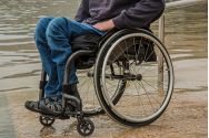 Și-a schingiut fratele cu handicap din cauza dispariţiei unei damigene cu vin