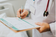 Neasigurații ar putea beneficia de asistență medicală primară gratuită