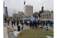Angajații Penitenciarului au protestat în fața Prefecturii