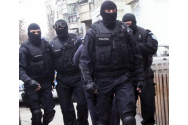 Proxeneți luați pe sus de mascați. Ei recrutau fete minore prin metoda Loverboy