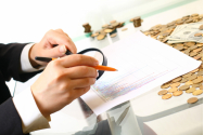  Un broker de asigurări oferă o soluție pentru cei cu dificultăți financiare