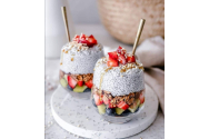FOTO - Rețetă de post - Chia porridge cu lapte de cocos, fulgi de ovăz, fructe de pădure 