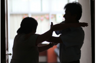 Furios că nu-i ascultă poveştile, un ieşean şi-a băgat nevasta în spital