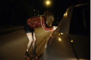 Femeie salvată de rețelele de socializare. Polițiștii l-au arestat pe iubitul care o bătea cu cabluri și o punea să se prostitueze