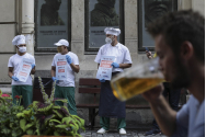Operatorii din domeniul HoReCa îşi vor asuma costurile pentru testele rapide ale clienţilor 