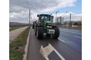 Protest cu tractoare. Fermierii au pichetat Prefectura
