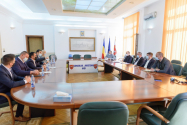 Politicienii solicită sprijinul societății civile pentru A8!