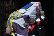 People: Regina Elisabeta a lăsat un bilet scris de mână pe sicriul prințului Philip, semnat cu diminutivul drag lui