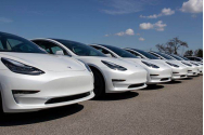 Doi bărbaţi morţi în Texas într-o maşină Tesla fără şofer 
