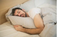 Lipsa de somn duce la demență. Atenție la câte ore dormiți!