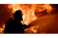 O casă şi mai multe anexe dintr-o gospodărie, cuprinse de incendiu