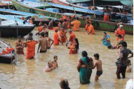 100 de cadavre ale unor presupuşi morţi de COVID plutesc pe Gange, în India