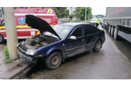 Accident în intersecţia de la Cotnari. O maşină s-a izbit într-un stâlp