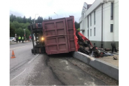 Un TIR încărcat cu fier vechi s-a răsturnat la Vatra Dornei