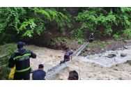 Pilotul unui autoturism care participa la o cursă de off-road a murit după ce maşina s-a răsturnat în râul Oituz