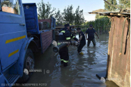 O femeie din Galați a fost scoasă de pompieri de sub dărâmături