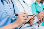 Condiţiile de acordare a asistenţei medicale, schimbate de la 1 iulie: pachet de prevenţie pentru cei peste 40 de ani, servicii post-COVID conexe actului medical, contribuţia personală şi deviz estima