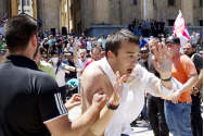 Reprezentanți ai comunității LGBT, bătuți în urma unei parade. Un jurnalist a fost lovit și a murit la spital