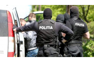 Trei persoane au fost arestate după ce au bătut doi polițiști