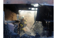 Incendiu puternic la un hotel din Eforie Sud în care se aflau peste 80 de persoane. 16 persoane, dintre care cinci copii, coborâte de pe acoperişul clădirii