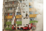 Mașină în flăcări, la Vaslui. Focul s-a extins la fațada unui bloc