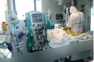 Coadă de ambulanțe la spitale, medici extenuați, cazuri tot mai multe și mai dramatice
