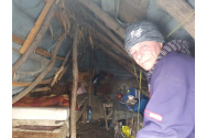 Un hușean care locuia într-o groapă a primit o rulotă. Darul a venit tot de la un român, stabilit în Spania