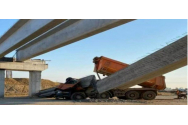 O grindă de la un pod în construcţie a căzut peste un camion
