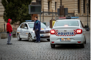 Un vânzător de fier vechi a furat o maşină din faţa barului şi a făcut turul Iaşului cu ea