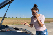 Ești în trafic și mașina s-a stricat brusc? Iată ce e de făcut! Situația neplăcută de a rămâne cu mașina în drum poate apărea în orice moment, fiind de cele mai multe ori imprevizibilă. Defecțiunile s