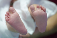 Copil de două luni, ajuns în comă la spital. Mama lui l-a bătut crunt. Femeia a fost arestată
