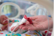 Clădiri iluminate în violeta de Ziua Mondială a Prematurului