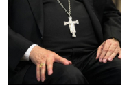 Preoți din Botosani anchetați că gonesc persoanele imunizate din biserică și că smulg masca enoriașilor